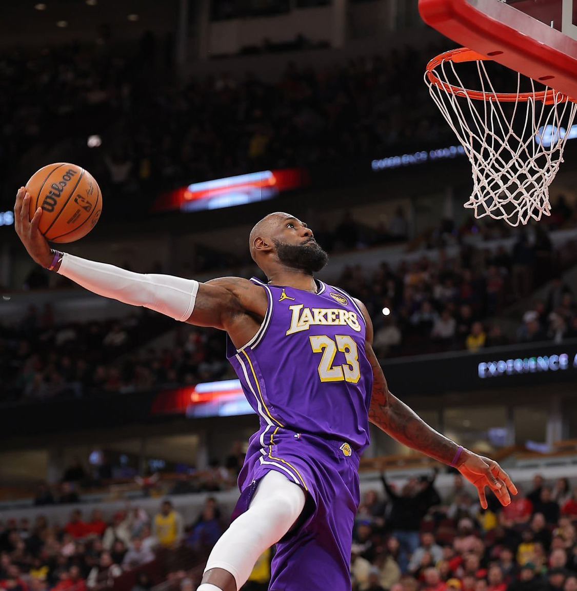 2026世界杯官网-詹姆斯半场才2个罚球！还被粗鲁犯规！同行：他太强壮却没罚球！