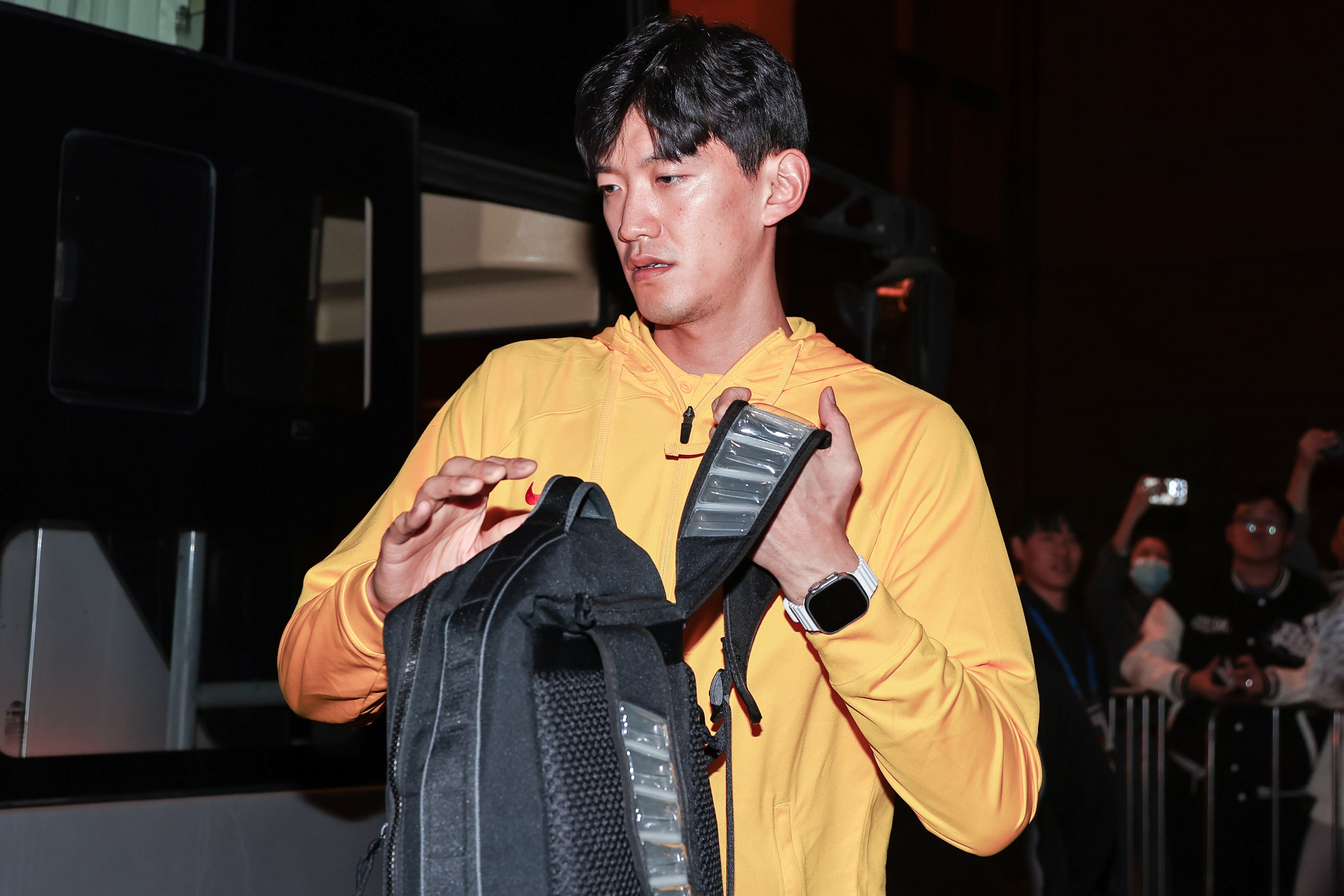 2026国际足联-国足与俄超队热身，颜骏凌感慨：国内就是太缺少这样的节奏和强度