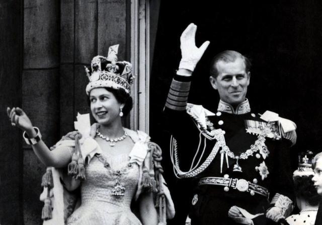 Queen-Elizabeth-II-wearing-the-Imperial-State-Crown--and-the-Duke-of-Edinburgh--in-the-uniform-of-Admiral-of-the-Fleet--waving-from-the-balcony-of-Buckingham-Palace-after-the-Queen-.jpg